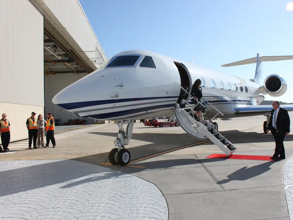 10 Benefits Of Flying Privately to Your Yacht