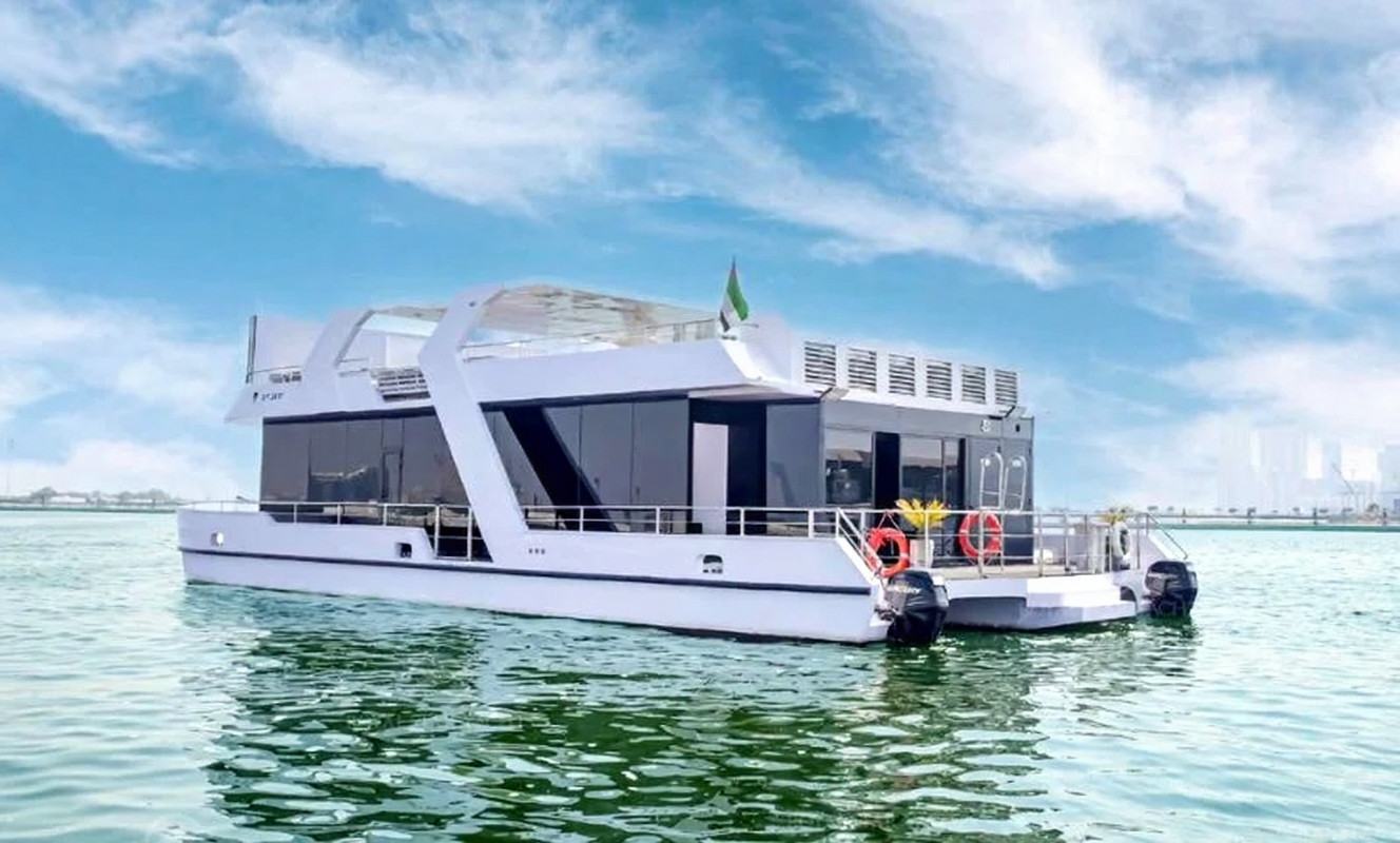 Side view of 100ft Bela Vita Yacht showcasing sleek lines and modern design