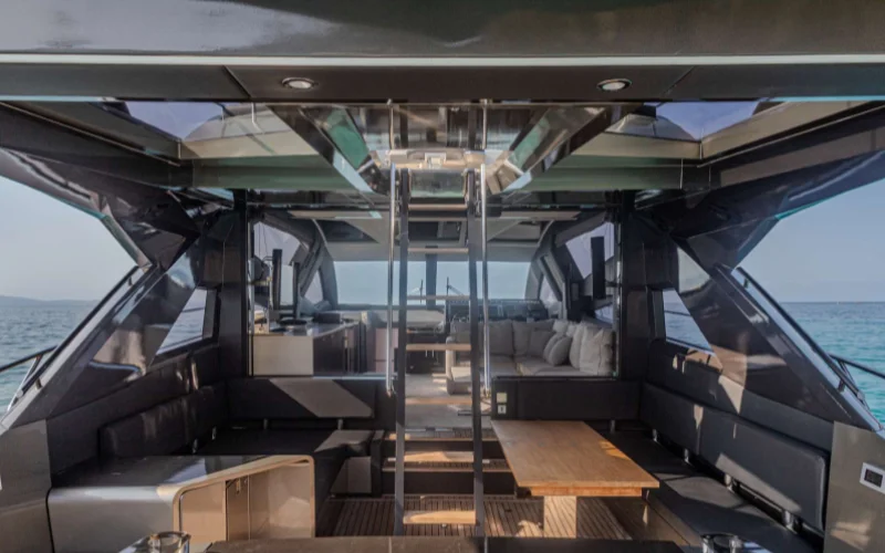 يخت موريجان راسي بالقرب من الساحل مع تصميم فاخر مرئي