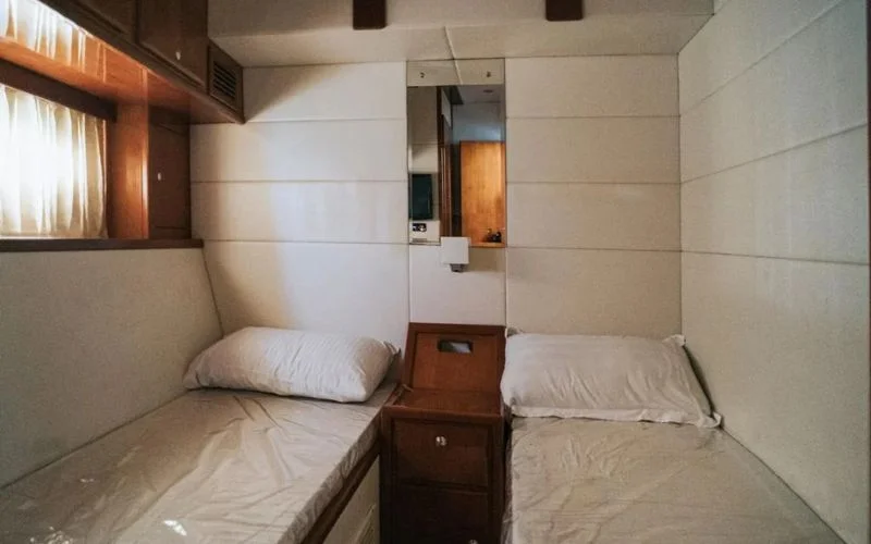 Stylish guest cabin with twin beds and cozy décor on Mayas Yacht