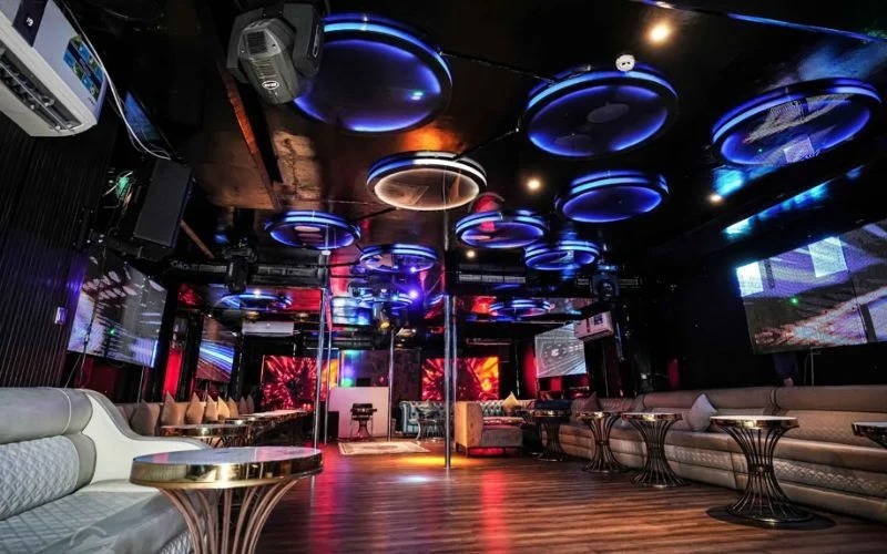 VIP guest cabin with modern décor and ambient lighting in 100ft Bela Vita Yacht