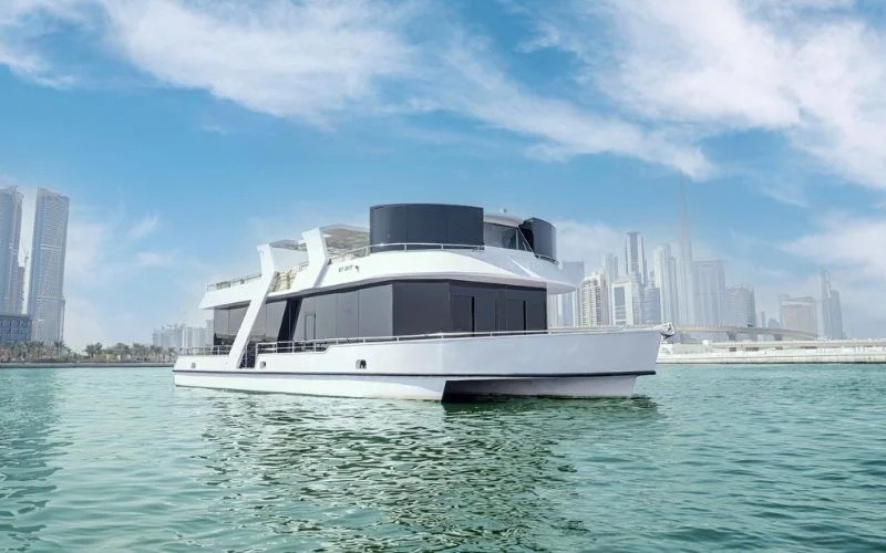 Aft deck dining area with open ocean views on 100ft Bela Vita Yacht