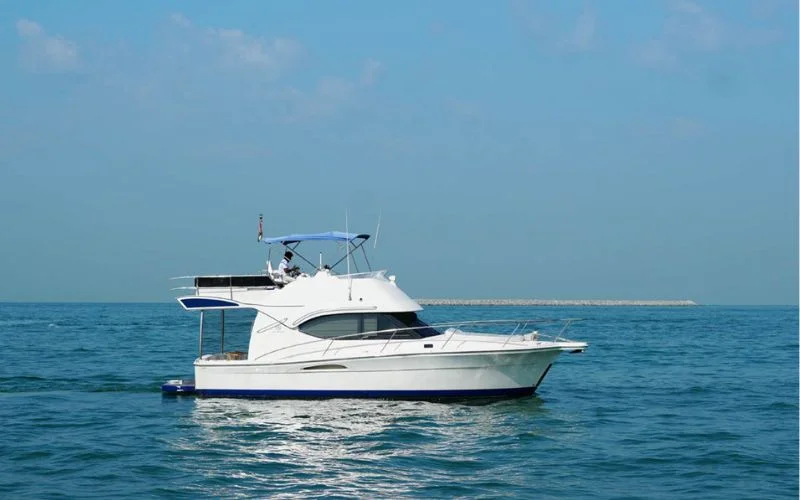 Wide-angle shot of Riviera yacht’s sleek exterior design and upper deck – enjoy modern cruising with Mala Yachts’ luxury yacht rental in Dubai.