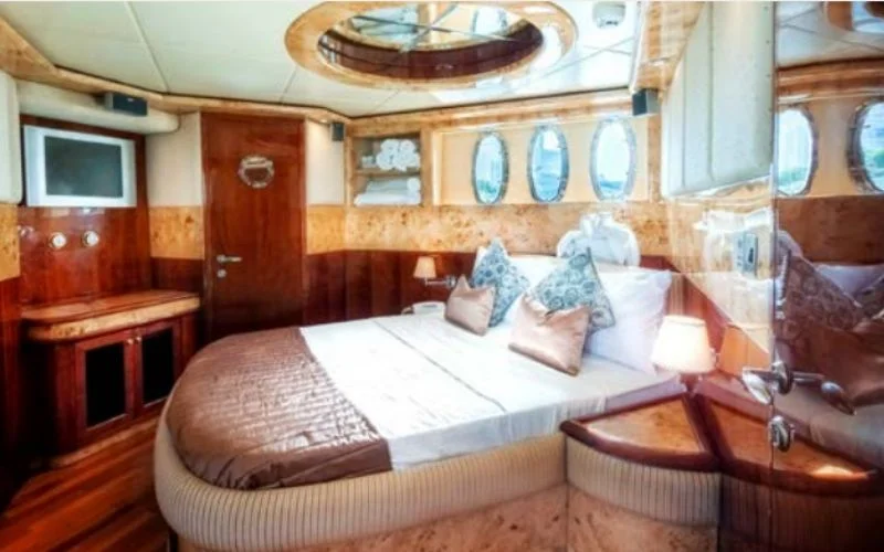 Luxurious bedroom onboard the Silver Creek yacht featuring elegant design and cozy ambiance – Mala Yachts offers premium yacht rental in Dubai for overnight comfort.