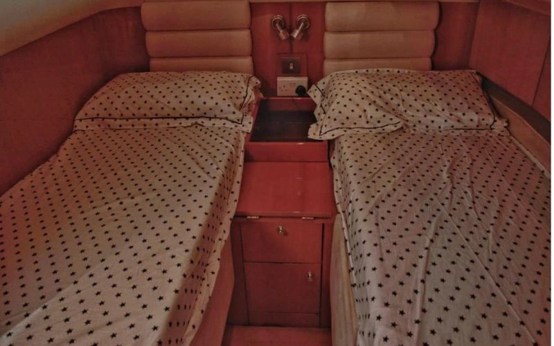 Elegant double bedroom aboard a luxury yacht – Mala Yachts provides premium yacht rental Dubai experiences for ultimate comfort.