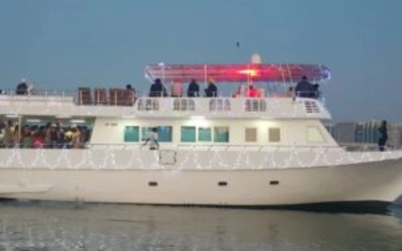 Open Boat Yacht with sleek design – yacht rental Dubai by Mala Yachts